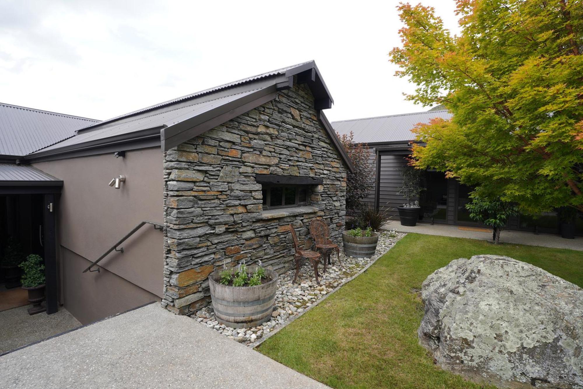 Mt Rosa Lodge Boutique Vineyard Accommodation Wanaka Buitenkant foto