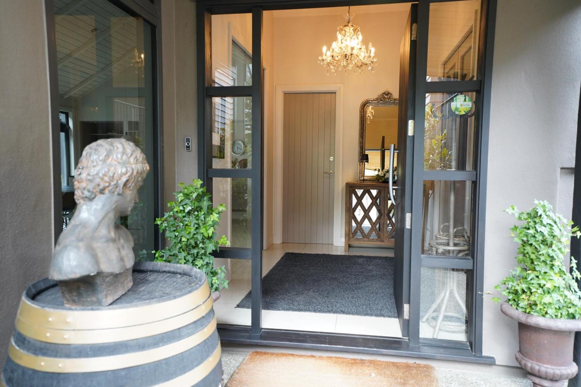 Mt Rosa Lodge Boutique Vineyard Accommodation Wanaka Buitenkant foto